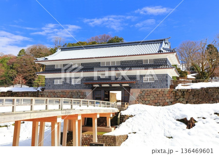 【石川県】白銀の金沢城の鼠多門と鼠多門橋 136469601