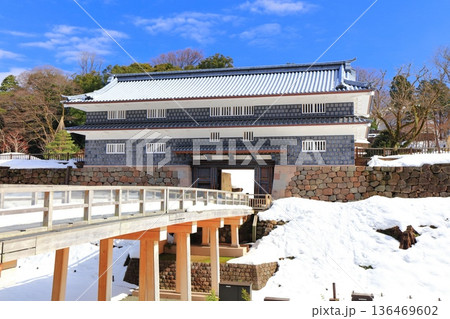 【石川県】白銀の金沢城の鼠多門と鼠多門橋 136469602