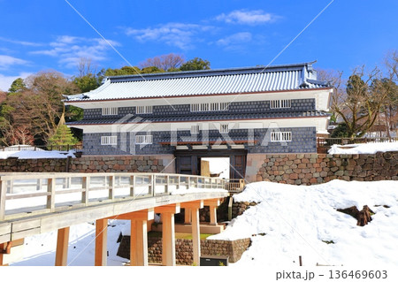 【石川県】白銀の金沢城の鼠多門と鼠多門橋 【石川県】白銀の金沢城の鼠多門と鼠多門橋 136469603