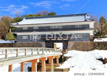【石川県】白銀の金沢城の鼠多門と鼠多門橋 136469604
