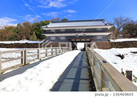 【石川県】白銀の金沢城の鼠多門と鼠多門橋 【石川県】白銀の金沢城の鼠多門と鼠多門橋 136469605