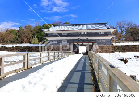 【石川県】白銀の金沢城の鼠多門と鼠多門橋 【石川県】白銀の金沢城の鼠多門と鼠多門橋 136469606