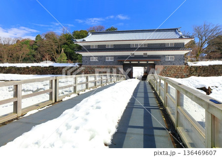 【石川県】白銀の金沢城の鼠多門と鼠多門橋 136469607