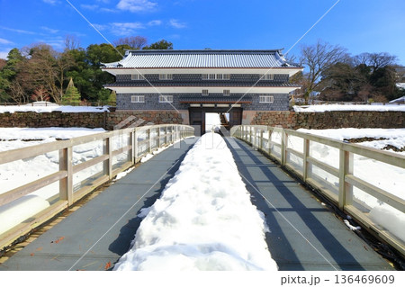 【石川県】白銀の金沢城の鼠多門と鼠多門橋 【石川県】白銀の金沢城の鼠多門と鼠多門橋 136469609