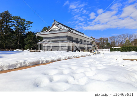 【石川県】白銀の金沢城の鼠多門と鼠多門橋 136469611