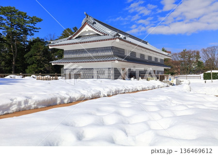 【石川県】白銀の金沢城の鼠多門と鼠多門橋 136469612