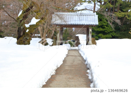 【石川県】白銀の金沢城の切手門 【石川県】白銀の金沢城の切手門 136469626