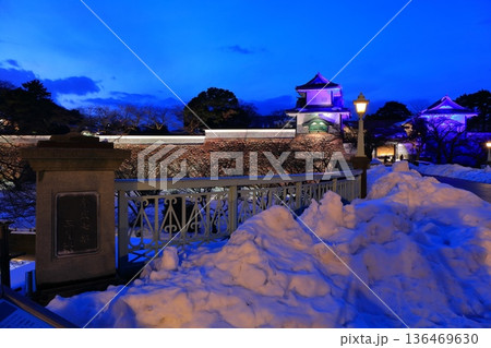 【石川県】白銀の金沢城の石川門の夜景 【石川県】白銀の金沢城の石川門の夜景 136469630