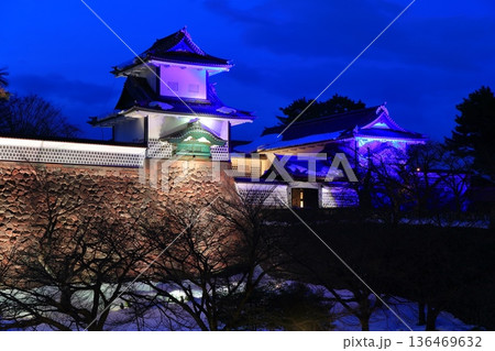 【石川県】白銀の金沢城の石川門の夜景 136469632
