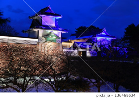 【石川県】白銀の金沢城の石川門の夜景 【石川県】白銀の金沢城の石川門の夜景 136469634