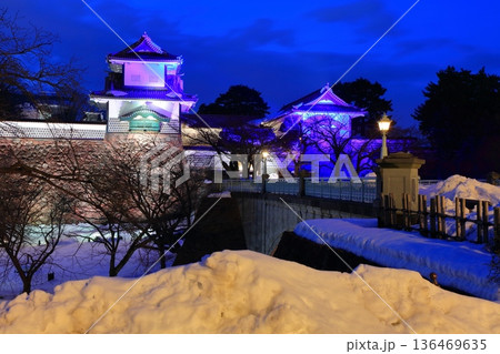 【石川県】白銀の金沢城の石川門の夜景 【石川県】白銀の金沢城の石川門の夜景 136469635
