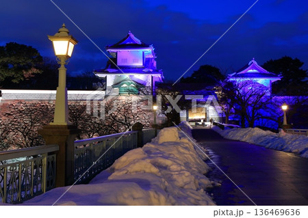 【石川県】白銀の金沢城の石川門の夜景 136469636
