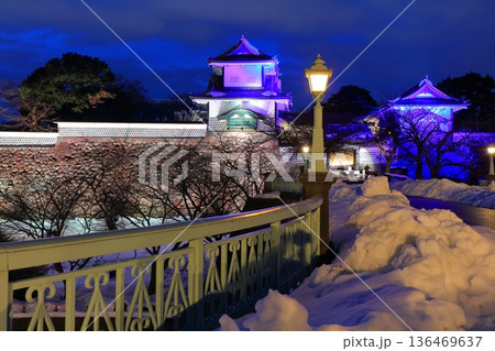 【石川県】白銀の金沢城の石川門の夜景 【石川県】白銀の金沢城の石川門の夜景 136469637