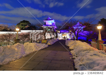 【石川県】白銀の金沢城の石川門の夜景 【石川県】白銀の金沢城の石川門の夜景 136469642