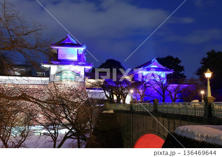 【石川県】白銀の金沢城の石川門の夜景 【石川県】白銀の金沢城の石川門の夜景 136469644