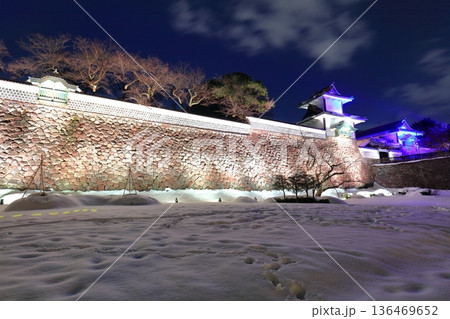 【石川県】白銀の金沢城の石川門の夜景 136469652