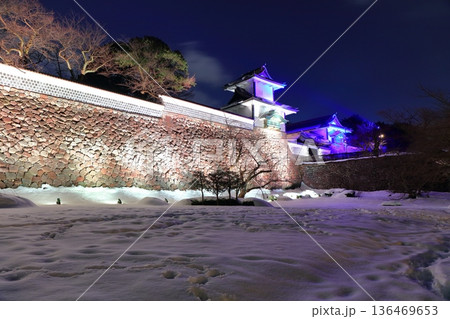 【石川県】白銀の金沢城の石川門の夜景 【石川県】白銀の金沢城の石川門の夜景 136469653