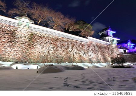 【石川県】白銀の金沢城の石川門の夜景 【石川県】白銀の金沢城の石川門の夜景 136469655