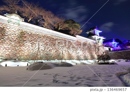 【石川県】白銀の金沢城の石川門の夜景 136469657