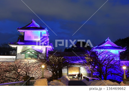 【石川県】白銀の金沢城の石川門の夜景 136469662