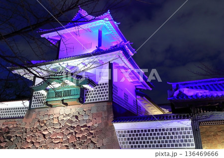 【石川県】白銀の金沢城の石川門の夜景 136469666