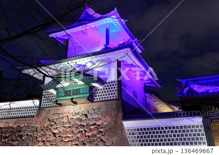 【石川県】白銀の金沢城の石川門の夜景 136469667