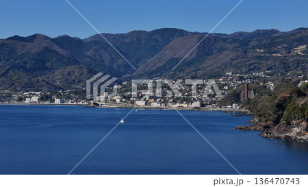 海から見た湯河原の町並み（空撮） , 神奈川県足柄下郡,日本 136470743