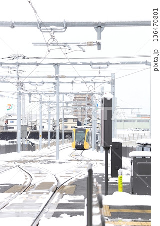 宇都宮平石停留場　ライトレールと雪景色 136470801