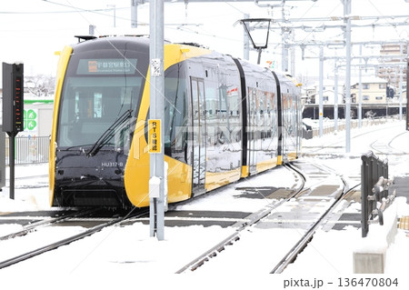 宇都宮平石停留場　ライトレールと雪景色 136470804