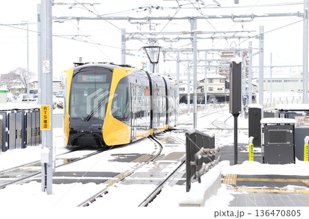 宇都宮平石停留場 ライトレールと雪景色 宇都宮平石停留場 ライトレールと雪景色 136470805