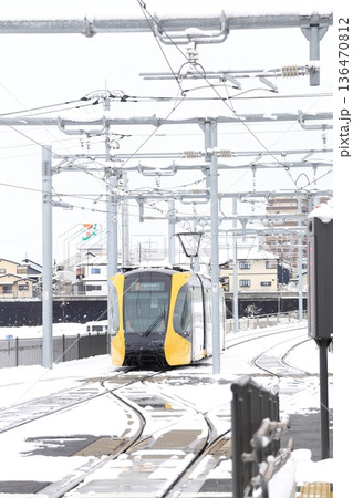 宇都宮平石停留場　ライトレールと雪景色 136470812