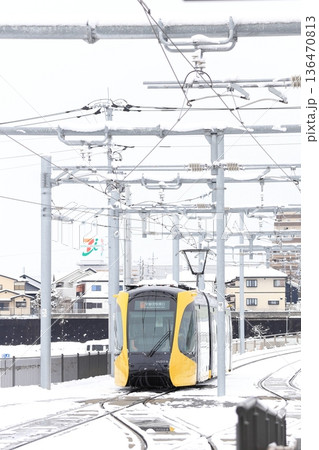 宇都宮平石停留場　ライトレールと雪景色 136470813
