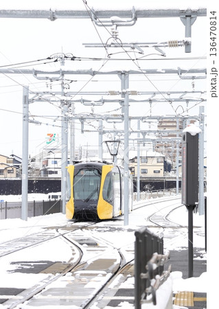 宇都宮平石停留場　ライトレールと雪景色 136470814