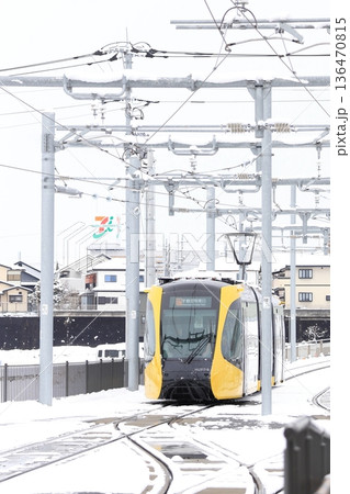 宇都宮平石停留場 ライトレールと雪景色 宇都宮平石停留場 ライトレールと雪景色 136470815