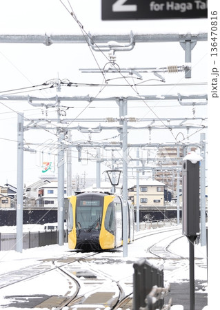 宇都宮平石停留場　ライトレールと雪景色 136470816