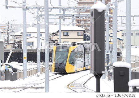 宇都宮平石停留場　ライトレールと雪景色 136470819