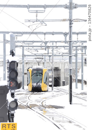 宇都宮平石停留場　ライトレールと雪景色 136470826