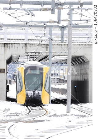 宇都宮平石停留場 ライトレールと雪景色 宇都宮平石停留場 ライトレールと雪景色 136470832