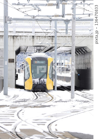 宇都宮平石停留場 ライトレールと雪景色 宇都宮平石停留場 ライトレールと雪景色 136470833