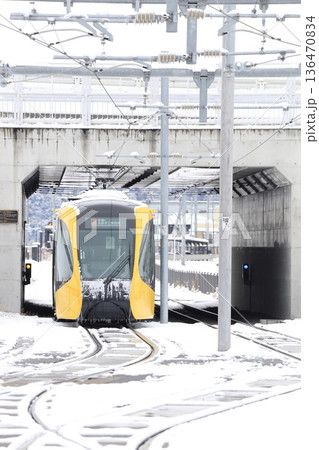 宇都宮平石停留場 ライトレールと雪景色 宇都宮平石停留場 ライトレールと雪景色 136470834