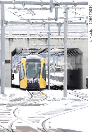 宇都宮平石停留場　ライトレールと雪景色 136470836