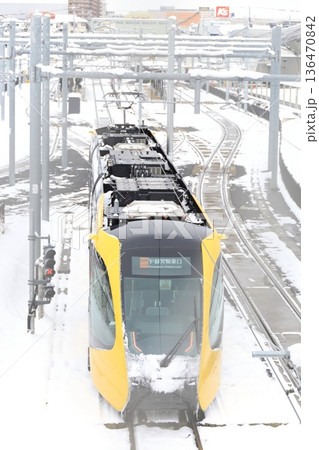 宇都宮平石停留場　ライトレールと雪景色 136470842