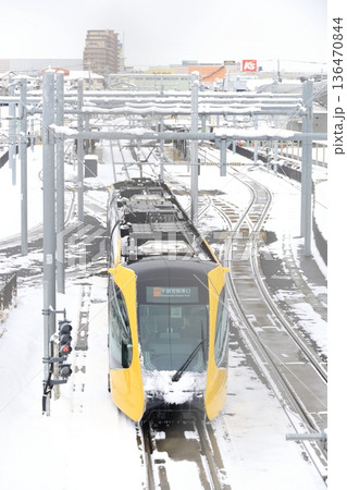 宇都宮平石停留場　ライトレールと雪景色 136470844