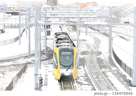 宇都宮平石停留場 ライトレールと雪景色 宇都宮平石停留場 ライトレールと雪景色 136470848