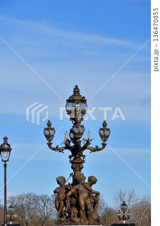 2026年2月4日撮影 冬の昼間の光に映えるパリ・アレクサンドル3世橋の華麗な街灯 2026年2月4日撮影 冬の昼間の光に映えるパリ・アレクサンドル3世橋の華麗な街灯 136470855