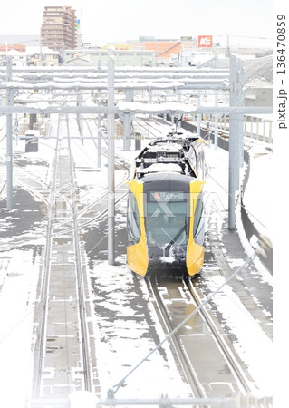 宇都宮平石停留場 ライトレールと雪景色 宇都宮平石停留場 ライトレールと雪景色 136470859