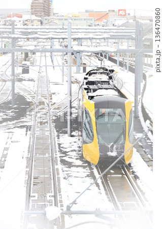 宇都宮平石停留場　ライトレールと雪景色 136470860