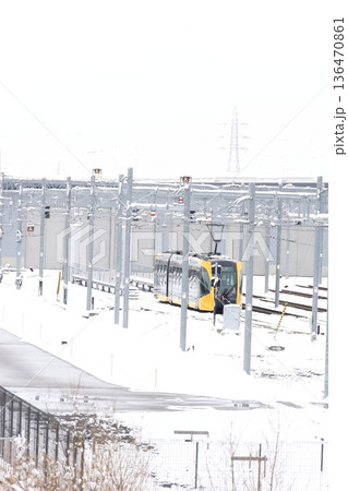 宇都宮平石停留場　ライトレールと雪景色 136470861