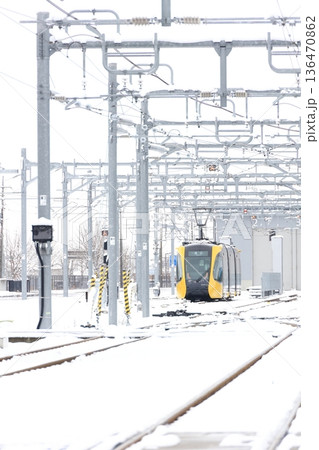 宇都宮平石停留場　ライトレールと雪景色 136470862