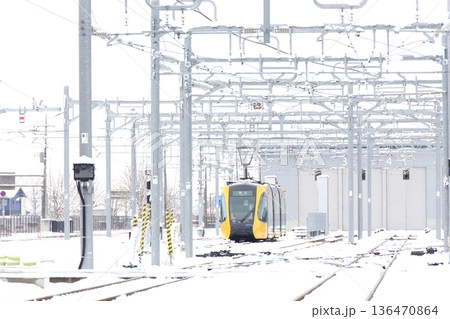 宇都宮平石停留場 ライトレールと雪景色 宇都宮平石停留場 ライトレールと雪景色 136470864